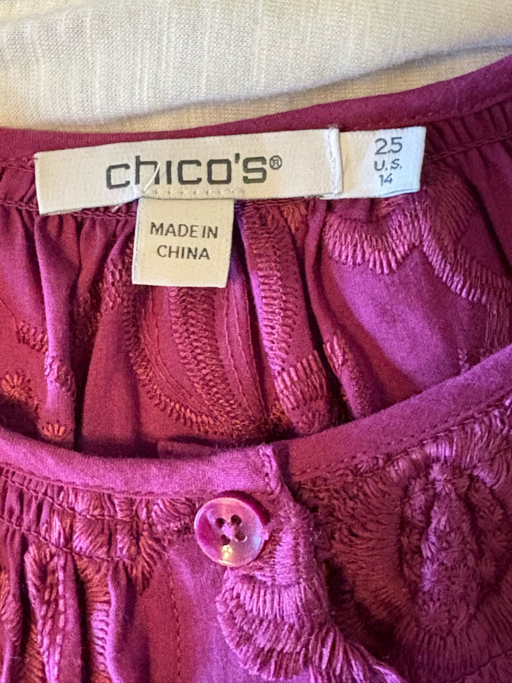 💖Nwot Chico’s Magenta Embroidered Peasant Puff Sleeve Top – Boho Statement Top 💖 - Picture 2 of 14
